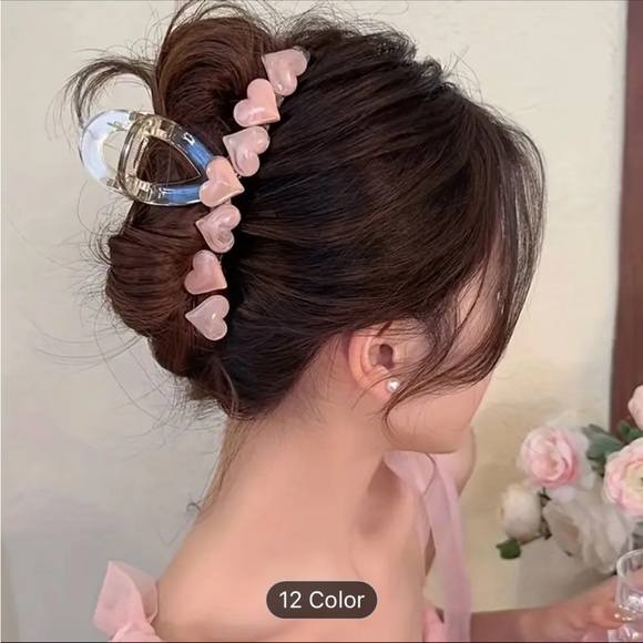 Accessories - NWT 1piece pink hearts claw hair clip